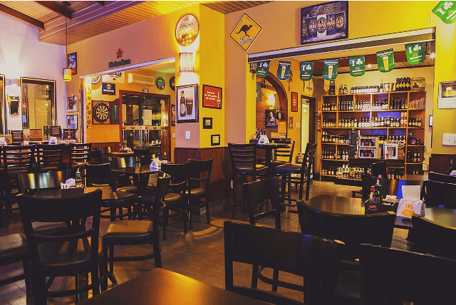 Ambiente interno de bar de cervejas especias em Goiânia: Belgian Dash.