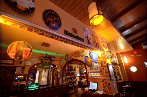Ambiente interno de bar de cervejas especias em Goiânia: Belgian Dash.