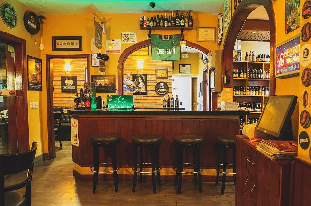 Ambiente interno de bar de cervejas especias em Goiânia: Belgian Dash.