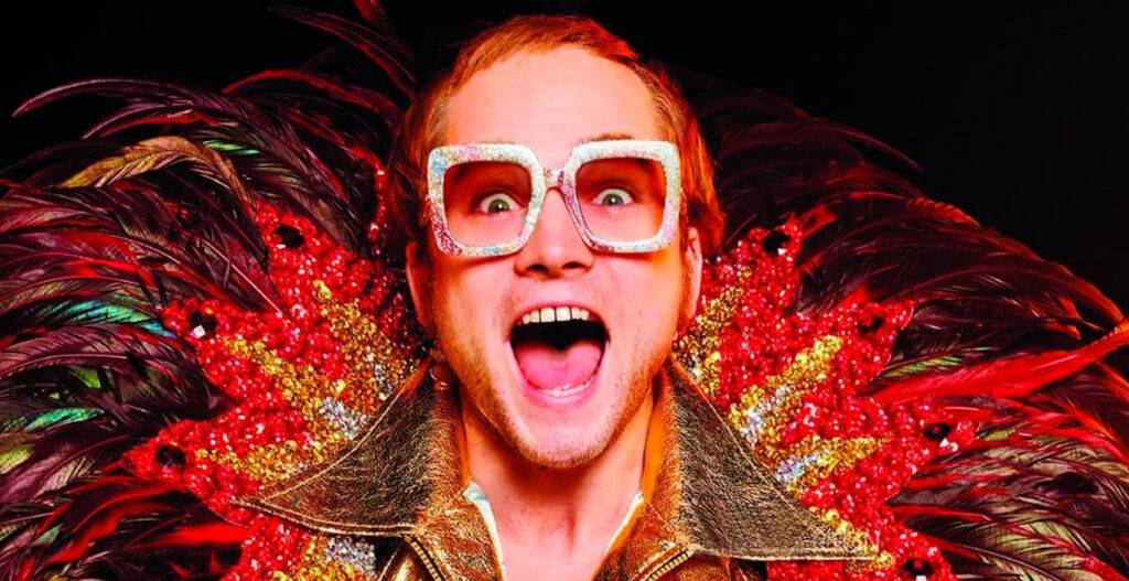 Taron Egerton interpretando Elton John no filme Rocketman.