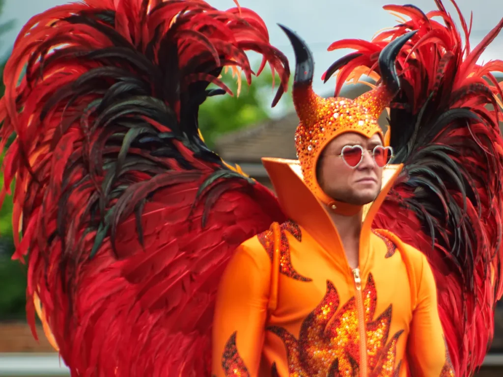 Taron Egerton interpretando Elton John no filme Rocketman.
